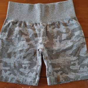 NVGTN camo shorts, M